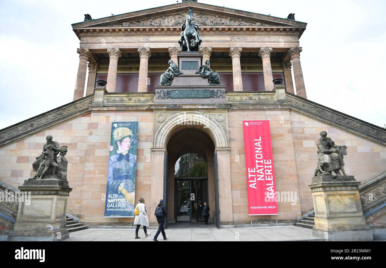 Berlin, Allemagne. 16th mai 2023. Les gens visitent l'Alte Nationalgalerie à l'île des Musées à Berlin, Allemagne, 16 mai 2023. L'île aux Musées, site classé au patrimoine mondial de l'UNESCO, est située dans la partie nord de l'île Spree à Berlin. Son nom vient du complexe de musées mondialement célèbres tels que le musée Altes (ancien musée), le musée Neues (nouveau musée), l'Alte Nationalgalerie (ancienne galerie nationale), le musée Bode et le musée Pergamon. 18 mai marque la Journée internationale des musées. Crédit: REN Pengfei/Xinhua/Alay Live News Banque D'Images