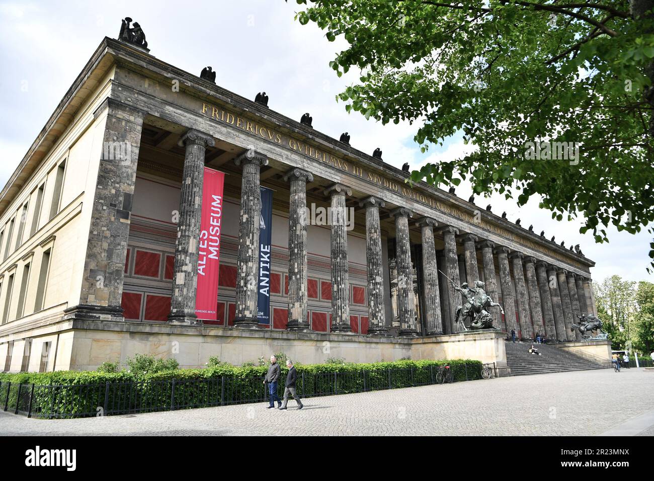 Berlin, Allemagne. 16th mai 2023. Cette photo prise sur 16 mai 2023 montre le musée Altes à l'île des Musées à Berlin, en Allemagne. L'île aux Musées, site classé au patrimoine mondial de l'UNESCO, est située dans la partie nord de l'île Spree à Berlin. Son nom vient du complexe de musées mondialement célèbres tels que le musée Altes (ancien musée), le musée Neues (nouveau musée), l'Alte Nationalgalerie (ancienne galerie nationale), le musée Bode et le musée Pergamon. 18 mai marque la Journée internationale des musées. Crédit: REN Pengfei/Xinhua/Alay Live News Banque D'Images