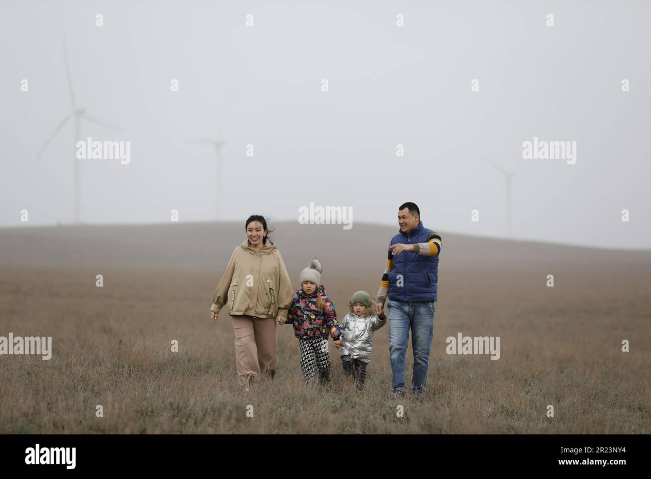 (230517) -- ZHANATAS, 17 mai 2023 (Xinhua) -- Maksat Abilgaziev (1st R) et sa famille font une promenade sur les prairies à Zhanatas, Kazakhstan, sur 3 avril 2023. La Chine et le Kazakhstan sont des pionniers en matière de capacité de production et de coopération en matière d'investissement, dans le cadre de la synergie entre l'Initiative ceinture et route et la nouvelle politique économique du Kazakhstan sur la « route de la soie ». La liste de coopération comprend 52 projets d'une valeur totale de plus de 21,2 milliards de dollars américains. Le parc éolien Zhanatas de 100 MW est l'un des premiers projets énergétiques clés dans le cadre de la coopération Chine-Kazakhstan en matière de capacité de production Banque D'Images