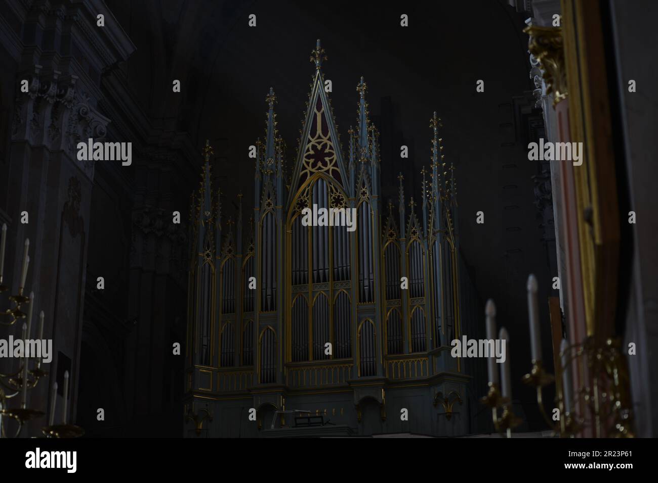 Orgue dans une église. Arrière-plan sombre. Banque D'Images