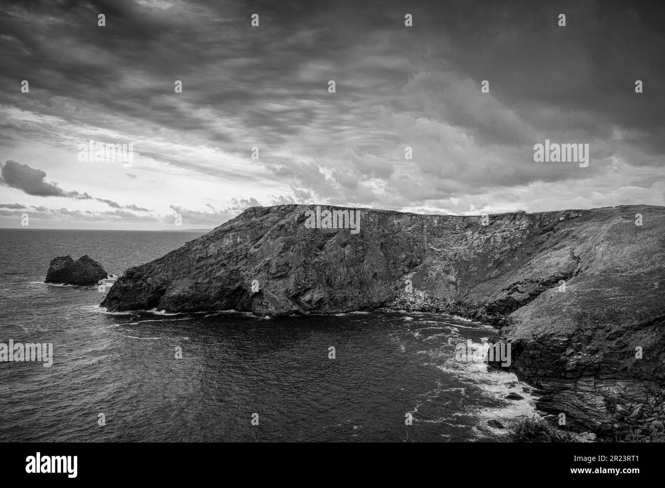 Une falaise le long de la côte de Cornwall Banque D'Images