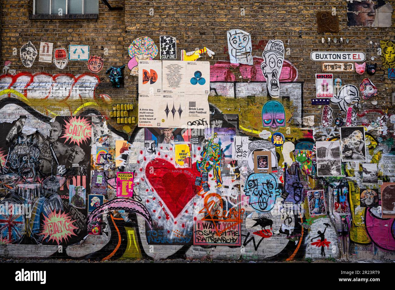 Une fresque de médias mixtes à Shoreditch Banque D'Images
