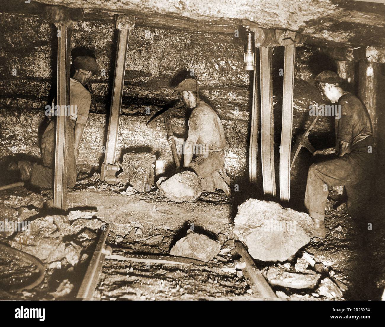 Pays de Galles en 1939 - Une scène typique dans une mine de charbon gallois avec des mineurs travaillant à la face de charbon. Banque D'Images