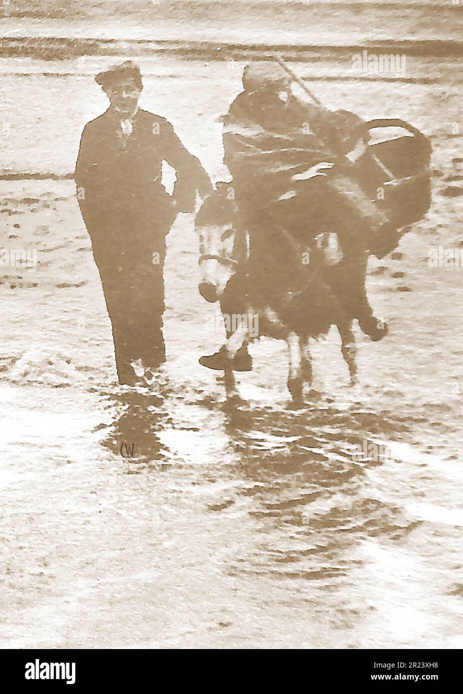 Pays de Galles en 1939 - un vieux cliché d'un pêcheur Cockle à Penclawdd Banque D'Images