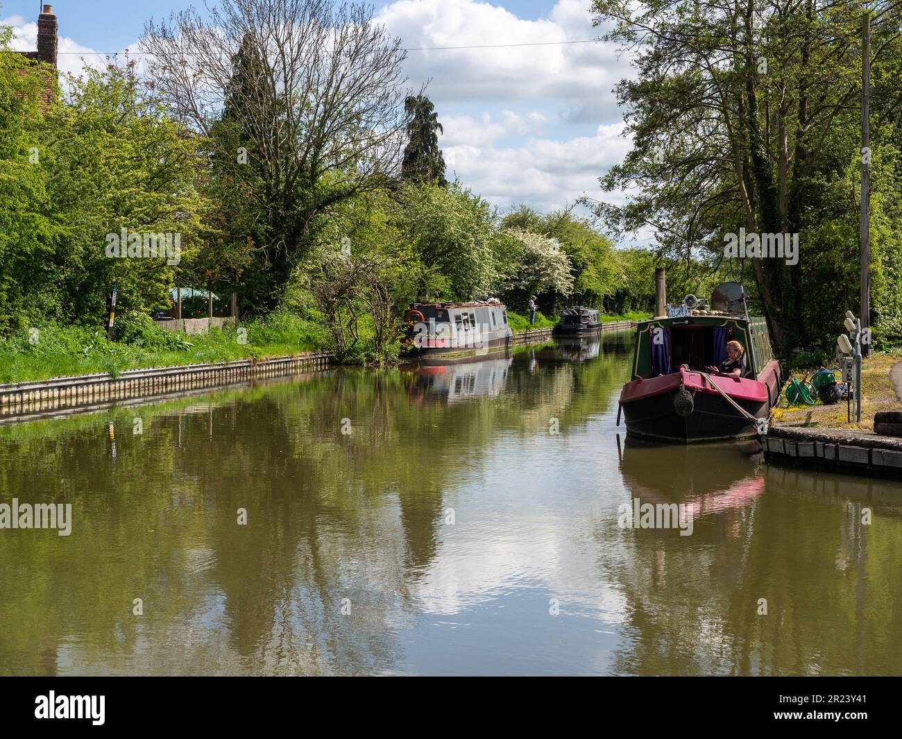Une scène tranquille lors d'une journée ensoleillée de printemps sur le canal de Grand Union à Whilton Locks, Northamptonshire, Royaume-Uni. Banque D'Images