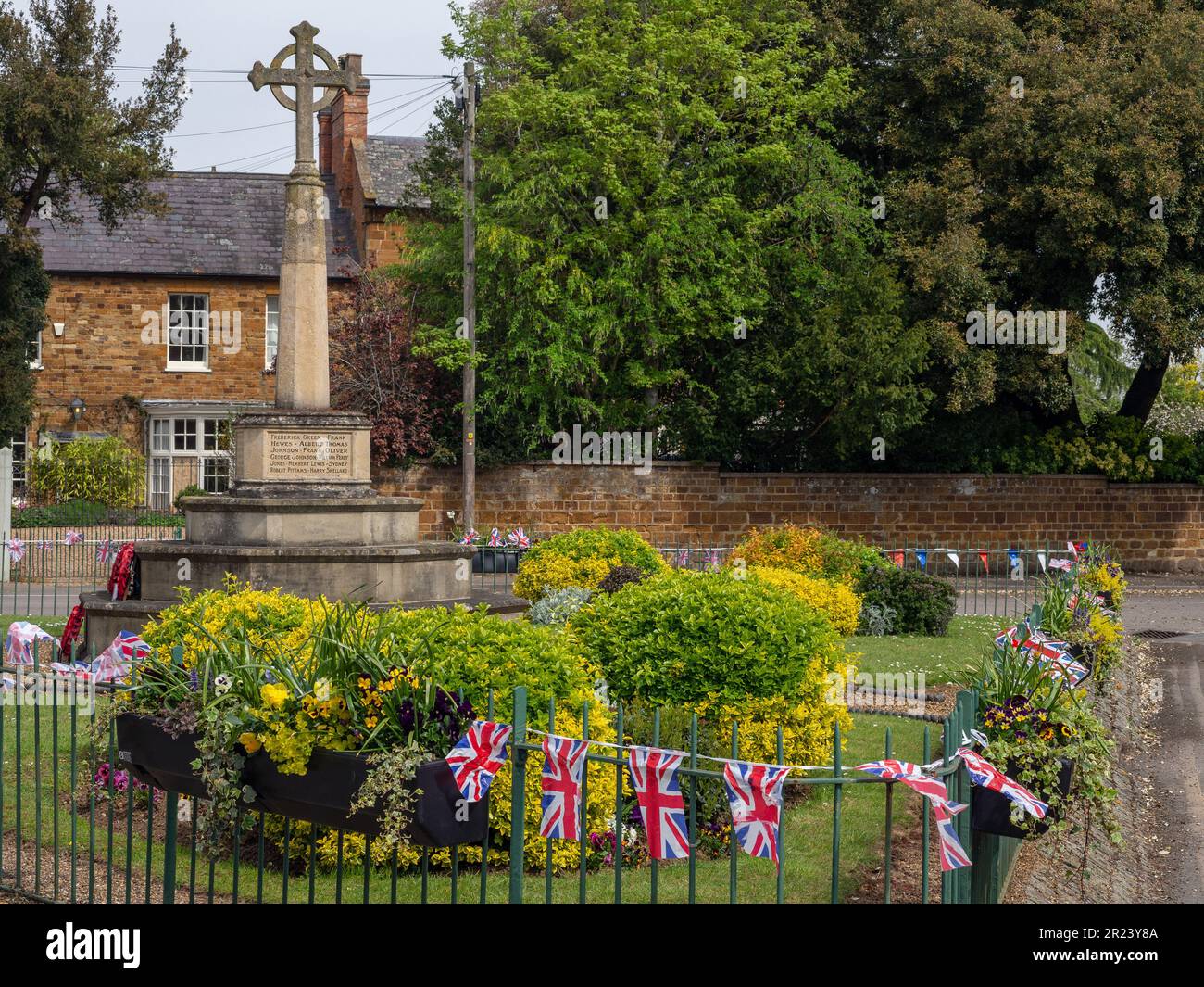 Village vert avec mémorial de guerre et Union Jack Bunting, Hardingstone, Northampton, Royaume-Uni Banque D'Images