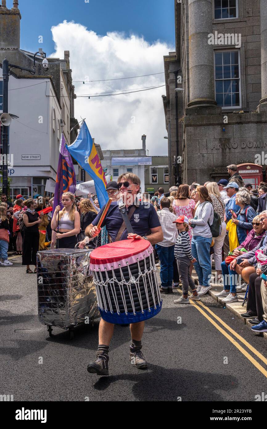 Académie de la baie de montagnes participant aux célébrations de la parade de la Journée Mazey dans le cadre du festival Golowan à Penzance, en Cornouailles, au Royaume-Uni. Banque D'Images