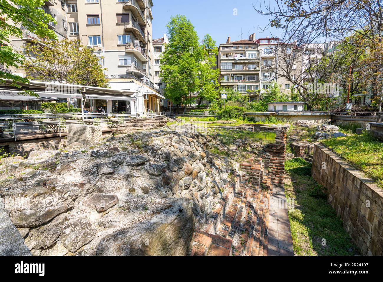 Sofia, Bulgarie. Mai 2023. Les vestiges archéologiques des anciens murs fortifiés de Serdica dans le nord-est du centre-ville Banque D'Images