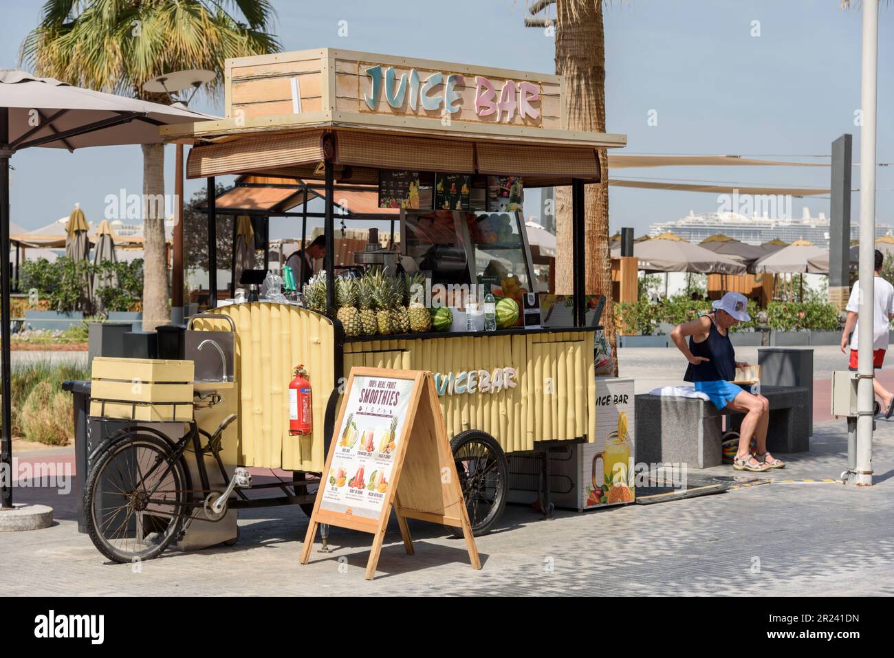 Vendeur de nourriture et de boissons à la Marina Beach de Dubaï, Dubaï, Émirats arabes Unis Banque D'Images