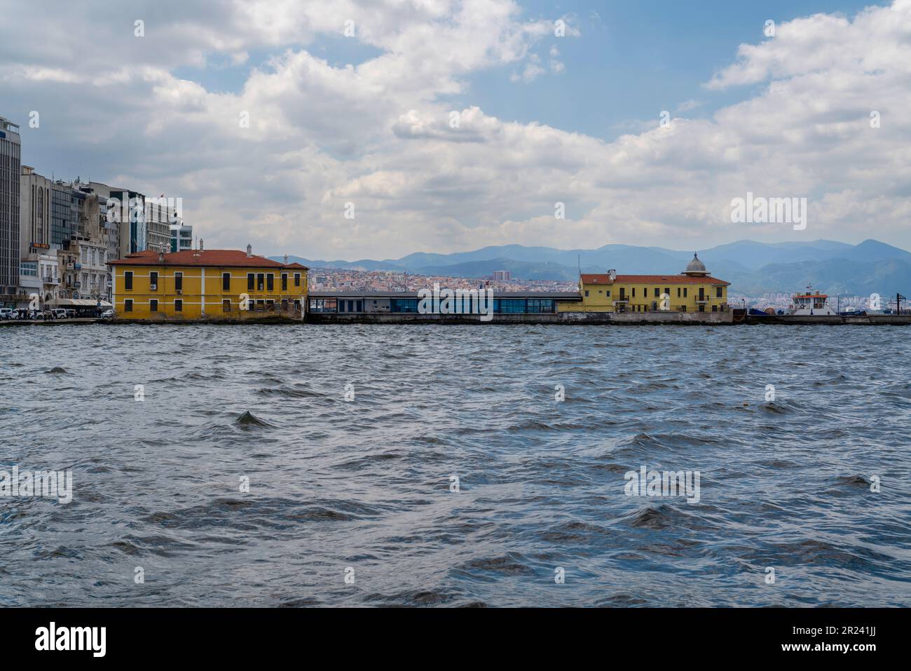 Izmir, Turquie - 28 avril 2023 : quartier de Konak avec port de ferry pour passeports Banque D'Images