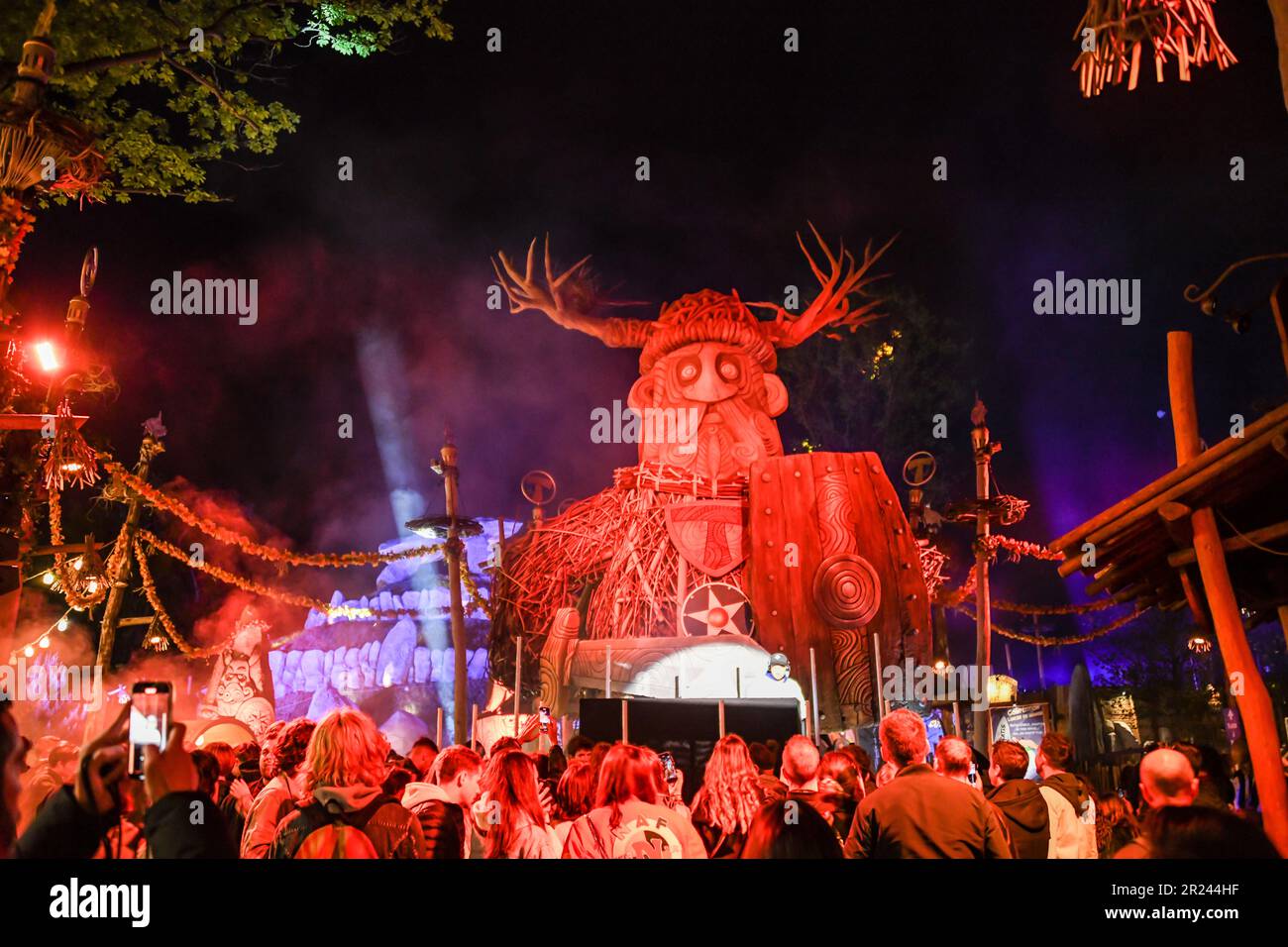 Fête de lancement pour la zone du Festival Toutatis et montagnes russes au Parc Astérix en France. Banque D'Images