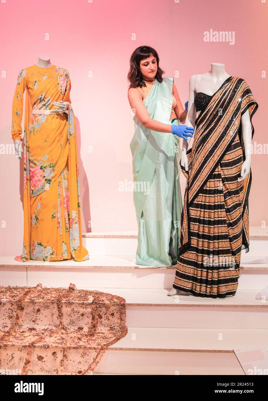 Londres, Royaume-Uni. 17th mai 2023. Priya Khanchandani (conservateur) du Musée du Design pose avec un design Sabyasachi. 'The offbeat Sari' est la toute première grande exposition britannique sur le sari contemporain, avec 60 saris étonnants sur disca au Design Museum, Kensington. Les expositions seront exposées du 19 mai au 17 septembre 2023. 'The offbeat Sari' est la toute première grande exposition britannique sur le sari contemporain, avec 60 saris étonnants sur disca au Design Museum, Kensington. Les expositions seront exposées du 19 mai au 17 septembre 2023. Crédit : Imagetraceur/EMPICS/Alamy Live News Banque D'Images