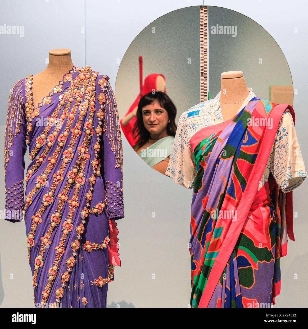 Londres, Royaume-Uni. 17th mai 2023. Priya Khanchandani (conservateur) du Musée du Design pose avec les saris. 'The offbeat Sari' est la toute première grande exposition britannique sur le sari contemporain, avec 60 saris étonnants sur disca au Design Museum, Kensington. Les expositions seront exposées du 19 mai au 17 septembre 2023. Crédit : Imagetraceur/EMPICS/Alamy Live News Banque D'Images