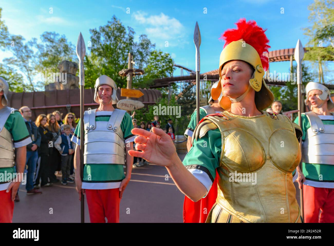 Fête de lancement pour la zone du Festival Toutatis et montagnes russes au Parc Astérix en France. Banque D'Images