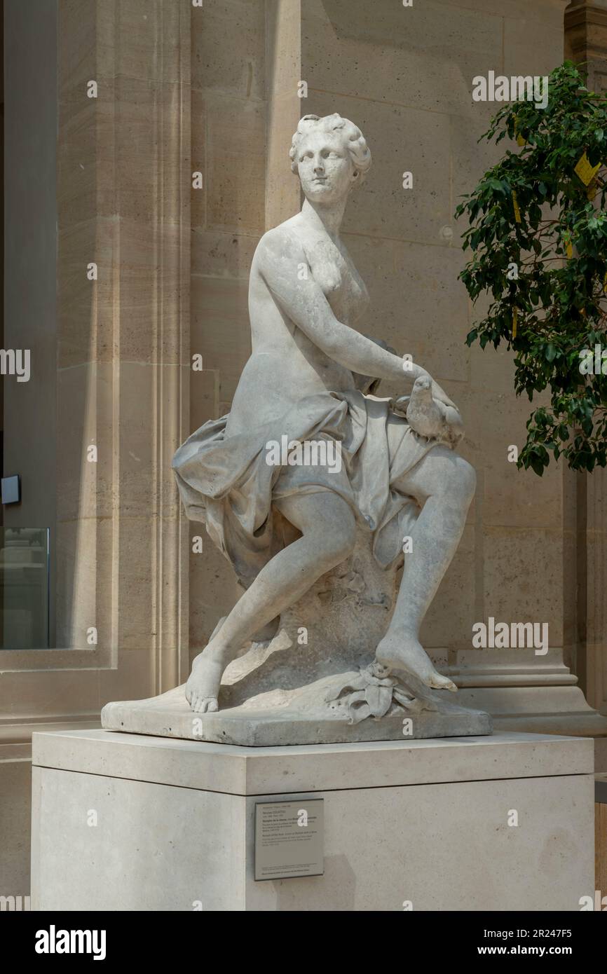 Paris, France - 05 13 2023 : Musée du Louvre. Sculpture Nymphe de la chasse sculptée par Nicolas Coustou Banque D'Images