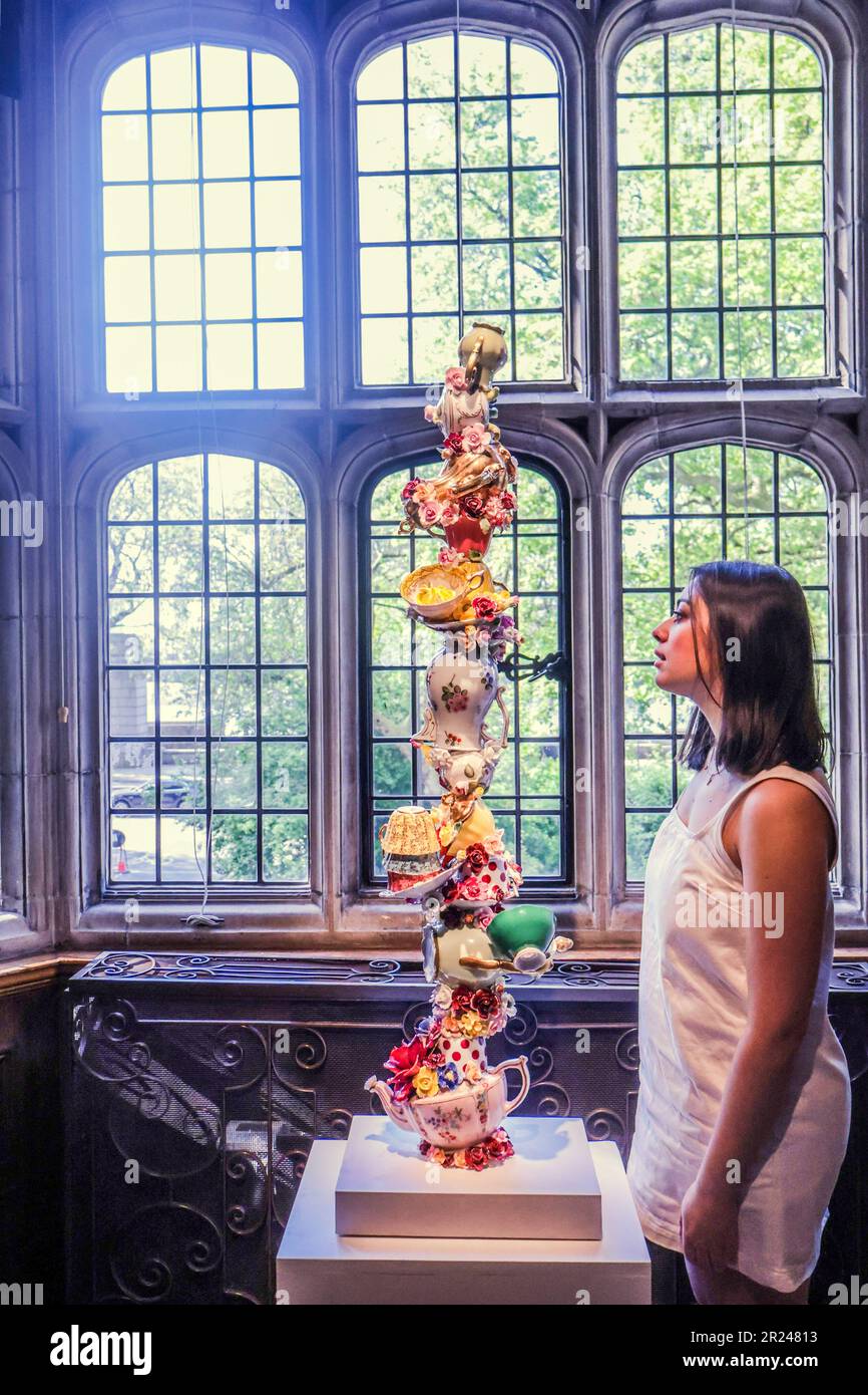 Londres, Royaume-Uni. 17th mai 2023. Sandra Shashou, Balancing Act B3 Harlequin 2022 Sculpture Herend Coffee Pot, Royal Stuart Tea Cups, Royal Albert Porcelain Roses, Jesomite White base 130 cm H Prix: £12 000. L'édition de mai 2023 de Eye of the Collector présente environ 150 œuvres sélectionnées dans plus de 20 galeries. Présentée en dialogue avec l'architecture néo-gothique saisissante de Two Temple place, la foire offre un environnement unique dans lequel apprécier et acquérir des œuvres d'artistes et de designers établis et émergents. Crédit : Paul Quezada-Neiman/Alay Live News Banque D'Images