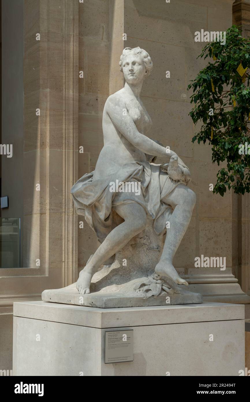 Paris, France - 05 13 2023 : Musée du Louvre. Sculpture Nymphe de la chasse sculptée par Nicolas Coustou Banque D'Images