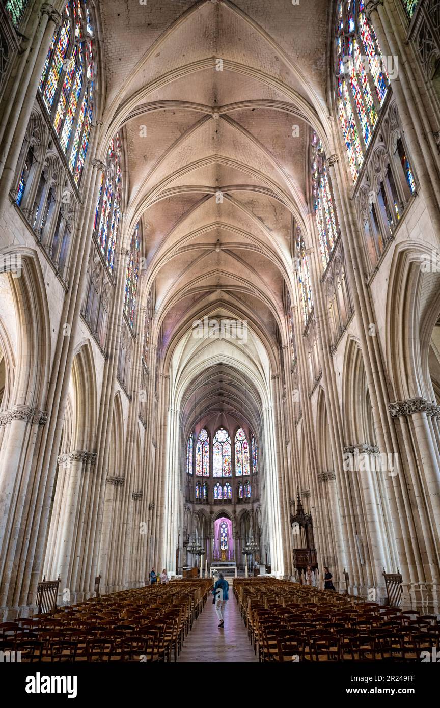 Troyes, France - 7 juin 2022 : vue sur l'intérieur de la Basilique Saint-urbain de Troyes, église médiévale Banque D'Images