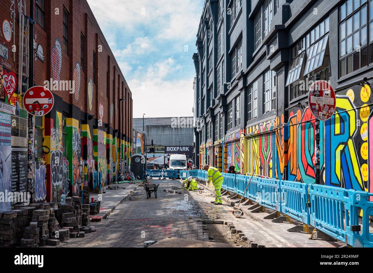 Londres, Angleterre - 21 juin 2022 : travailleurs de la construction au travail à Shoreditch Banque D'Images