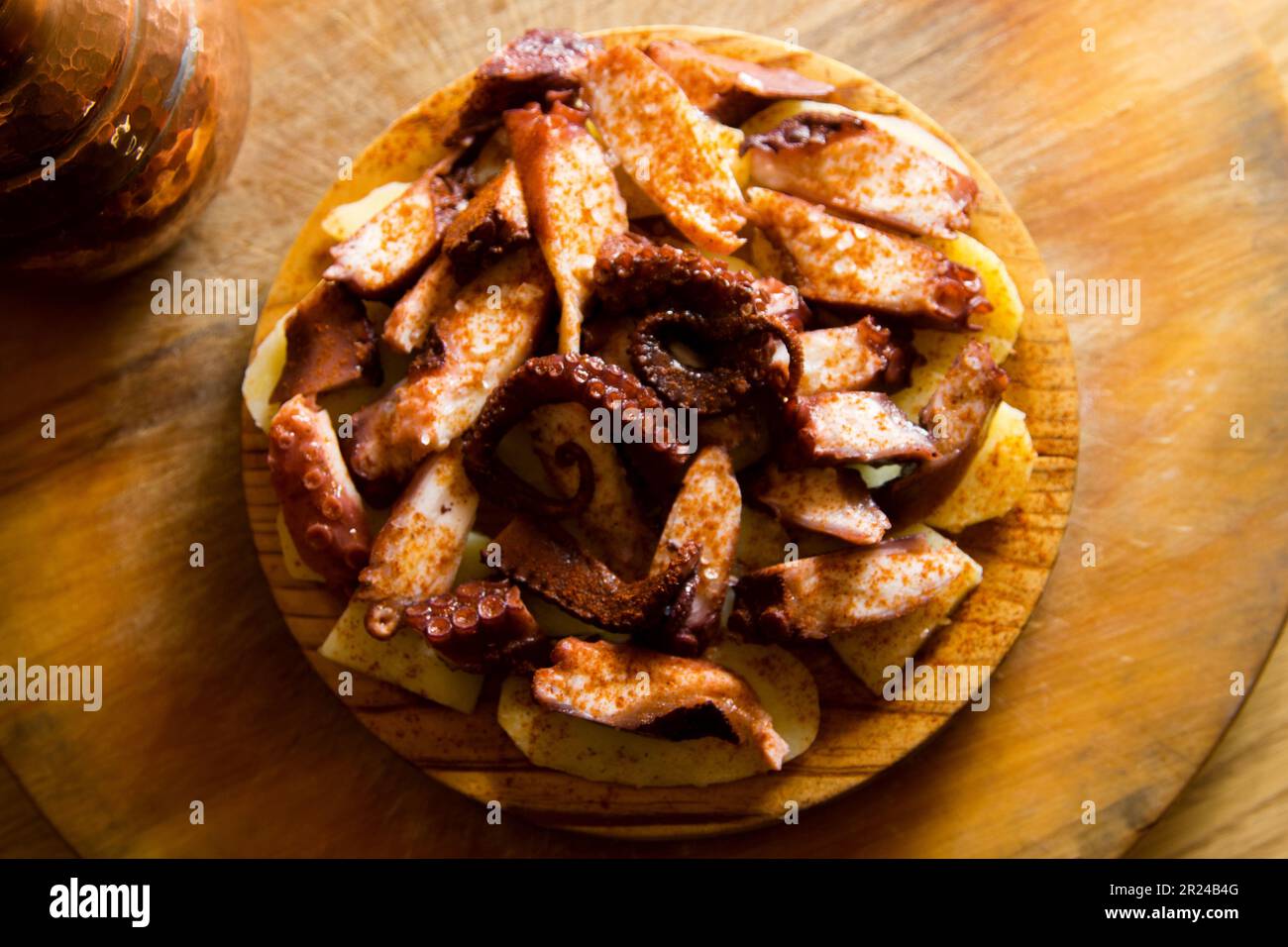 Pulpo a la Gallega. Poulpe cuite avec de la pomme de terre bouillie, du paprika et de l'huile d'olive. Recette d'octopus galicien au nord de l'Espagne tapa. Banque D'Images