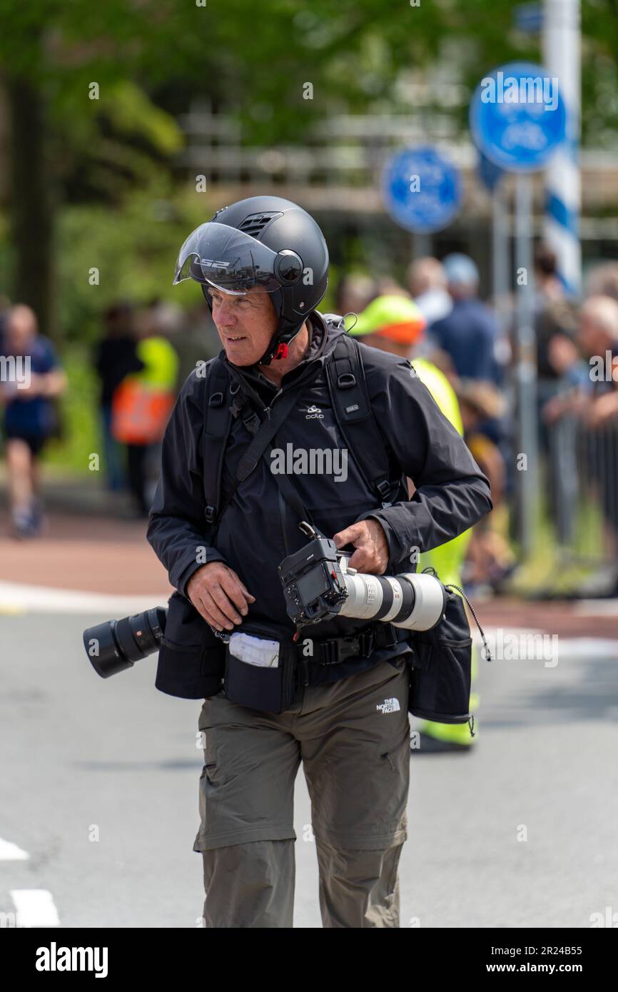 Un photographe professionnel capture un coureur lors d'un marathon Banque D'Images
