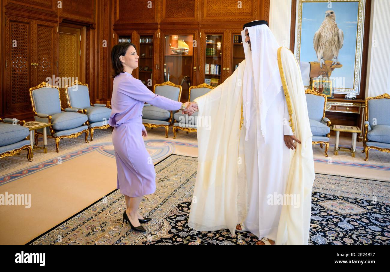 Doha, Qatar. 17th mai 2023. La ministre allemande des Affaires étrangères Annalena Baerbock salue l'émir du Qatar Tamim bin Hamad Al Thani à son arrivée au palais de Doha. Credit: Bernd von Jutrczenka/dpa/Alamy Live News Banque D'Images