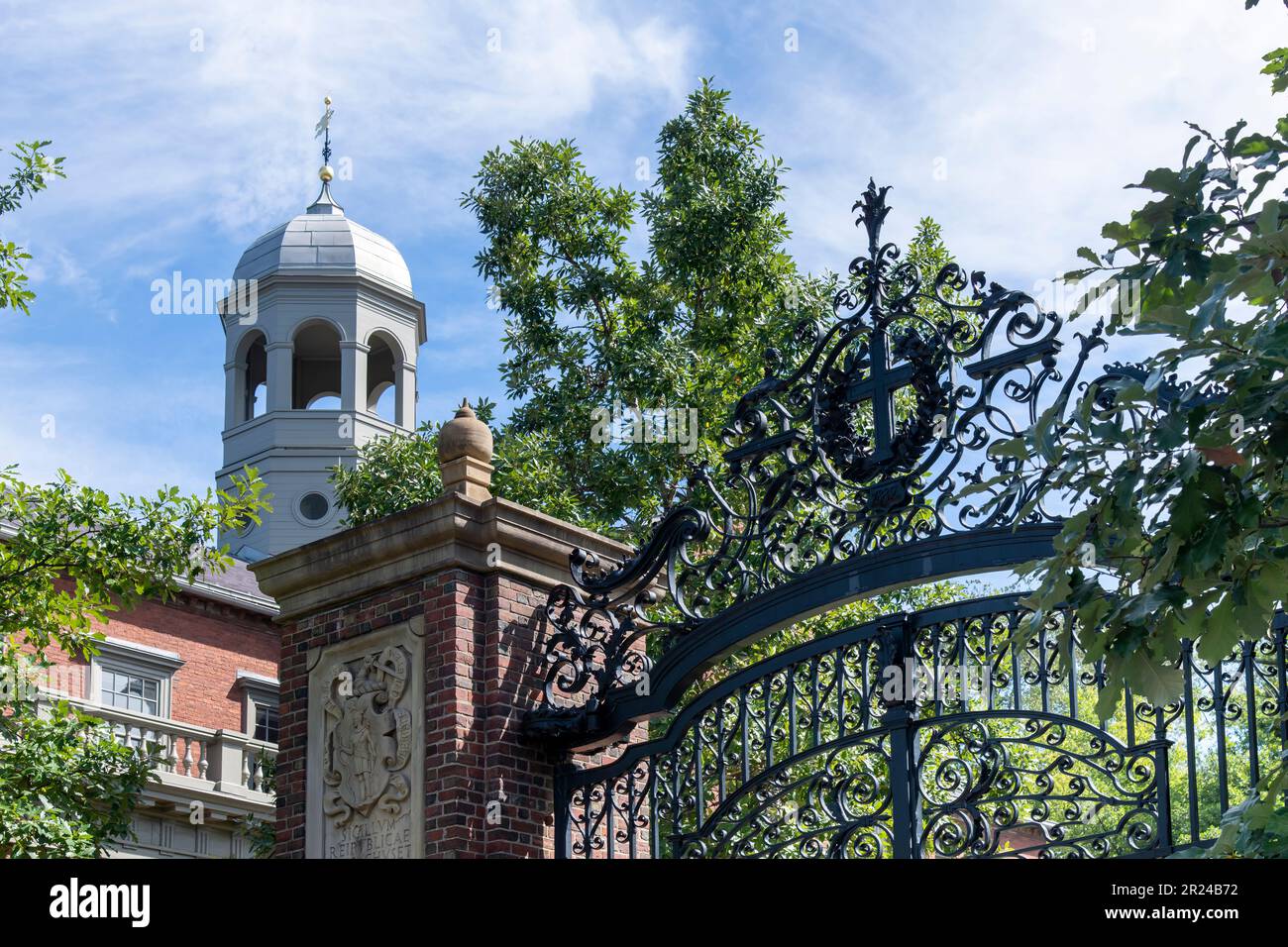 Boston, ma, USA-septembre 2022; vue partielle à angle bas de la porte Johnston dans le cadre de la conception du renouveau géorgien qui est l'entrée principale du Yard de Harvard Banque D'Images