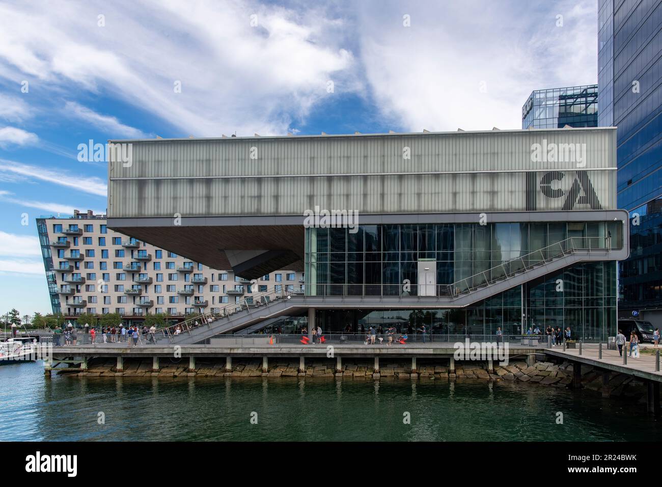 Boston, ma, USA-septembre 2022 ; vue sur le port de plaisance de Fan Pier vers l'Institut d'art contemporain (ICA) dans le quartier South Boston Seaport Banque D'Images