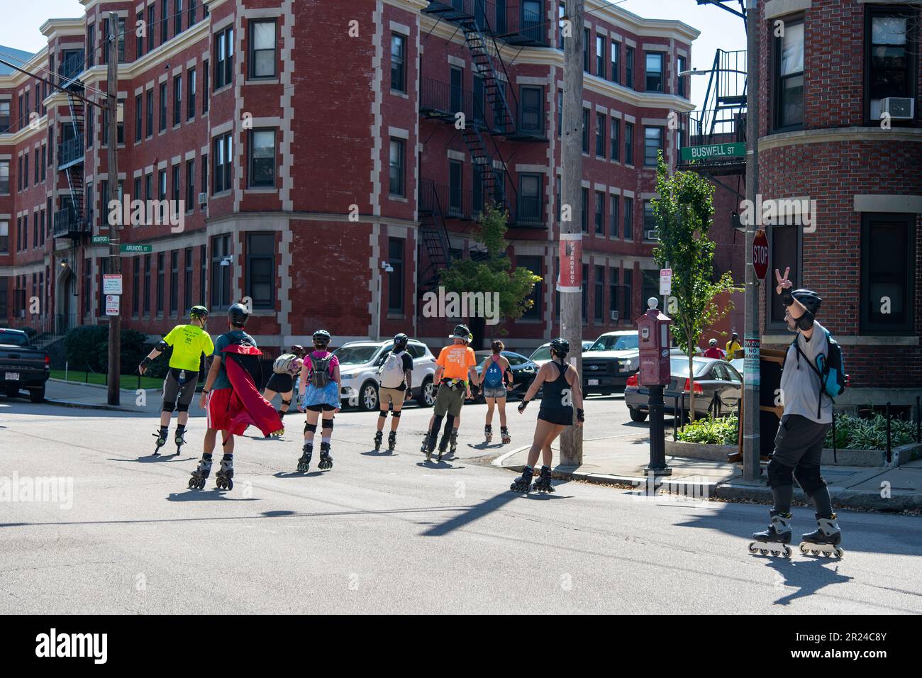 Boston, ma, USA-septembre 2022 ; vue d'un grand groupe de patineurs en ligne dans l'une des rues de Boston avec le dernier patineur faisant le v - signe Banque D'Images