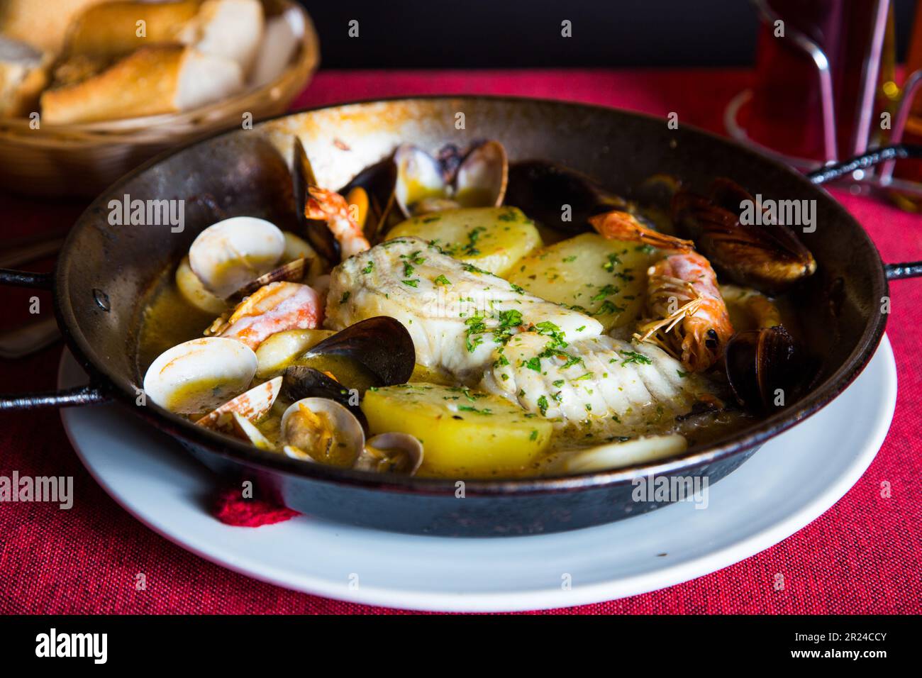 Plat de monkfish de qualité supérieure cuit au four avec des légumes dans un restaurant de luxe. Banque D'Images