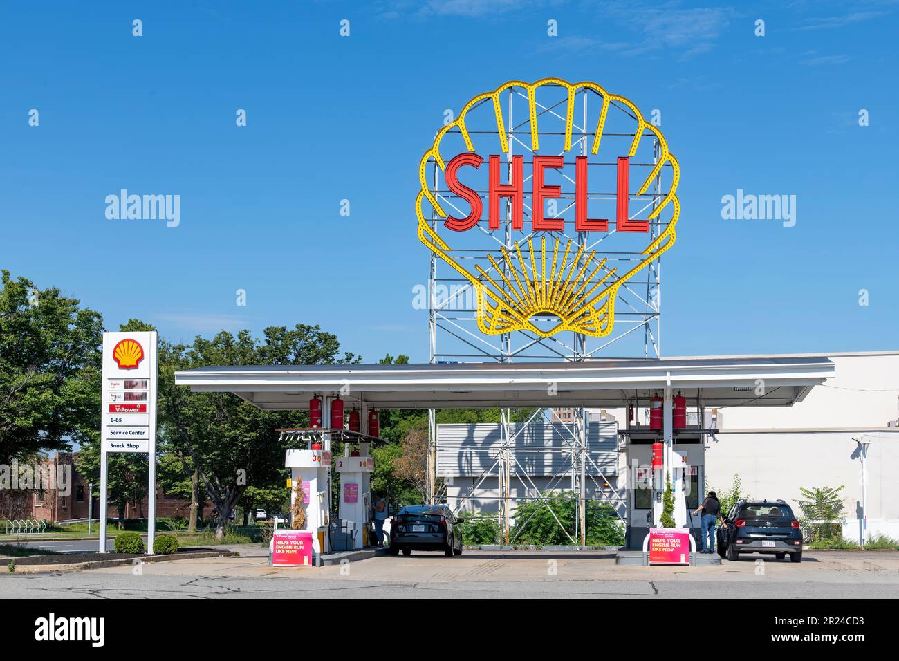 Boston, ma, USA-septembre 2022 ; vue d'une station-service de la Shell Oil Company avec plusieurs clients qui remplissent leur réservoir Banque D'Images
