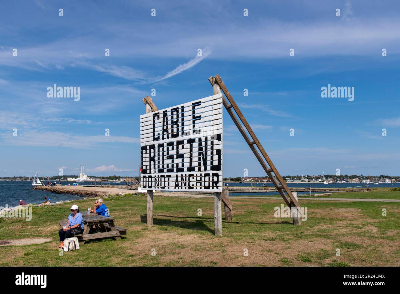 Newport, Rhode Island, USA-septembre 2022 ; vue d'un grand panneau sur la rive du parc national de fort Adams, avertissant les bateaux d'un passage de câble et de ne pas ancrer Banque D'Images