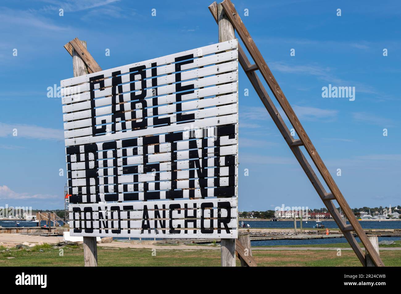 Vue rapprochée d'un grand panneau sur la rive du parc national de fort Adams, Newport, Rhode Island, États-Unis, avertissant des bateaux pour un passage de câble et de ne pas ancrer Banque D'Images