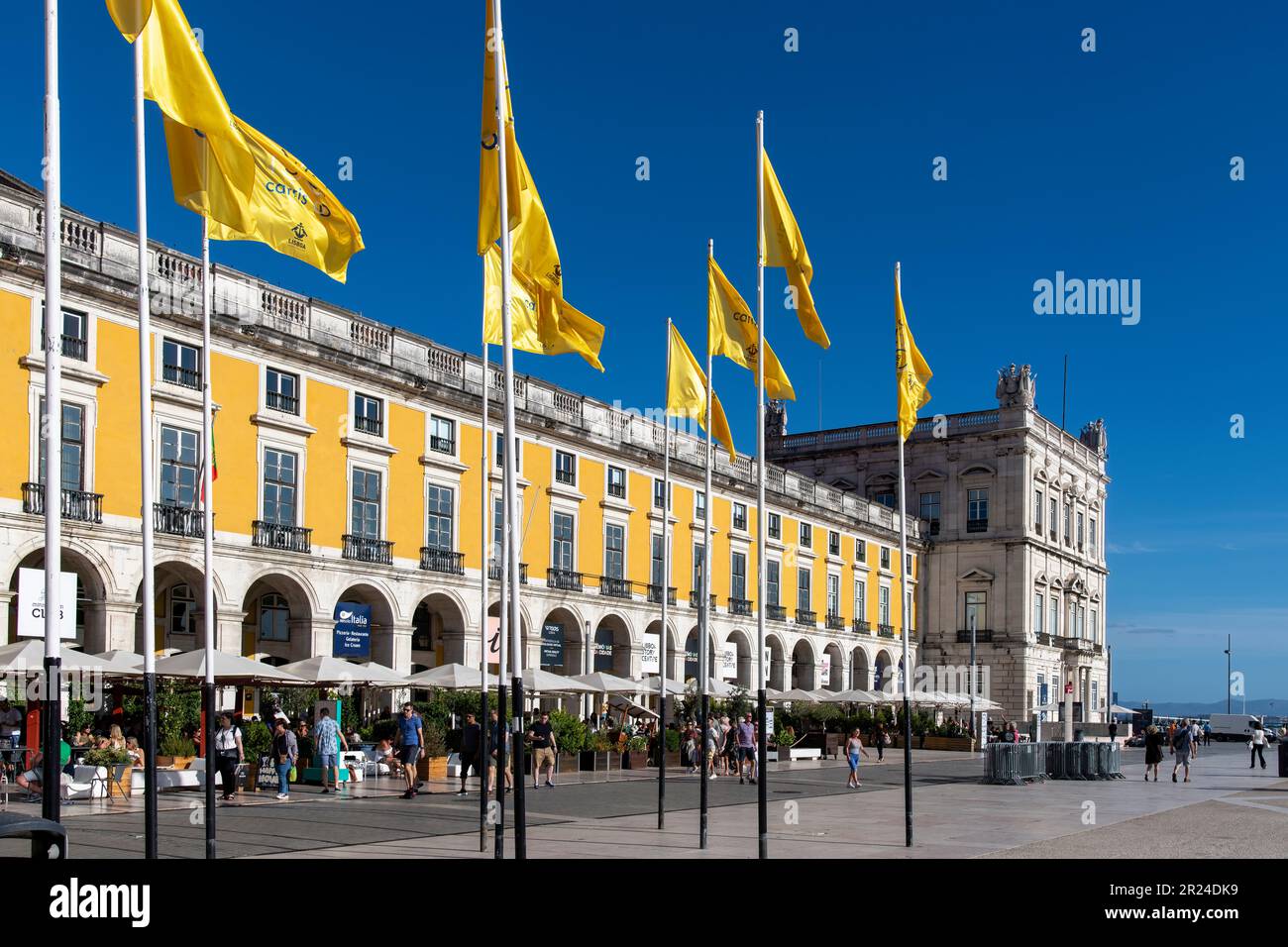 Lisbonne, Portugal-octobre 2022 : vue sur les drapeaux jaunes lumineux le long de la place Praça do Comércio au cœur de la ville Banque D'Images