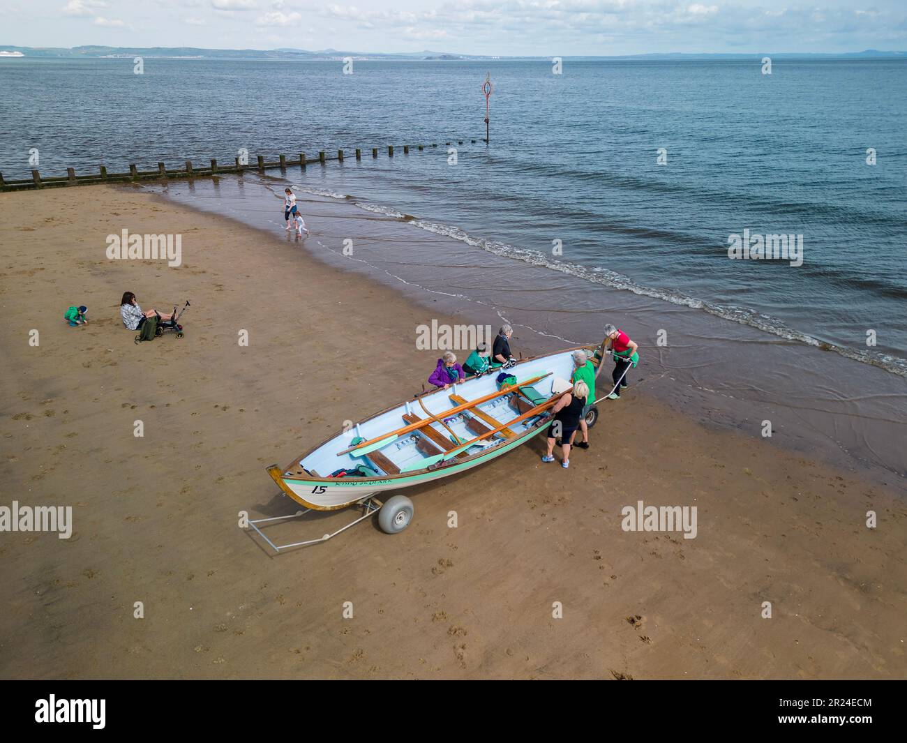 Portobello, Édimbourg, Écosse, Royaume-Uni. 17th mai 2023. Les rameurs profitent de conditions calmes et ensoleillées ce matin à Édimbourg, et copie ; Credit: Cameron Cormack/Alay Live News Banque D'Images