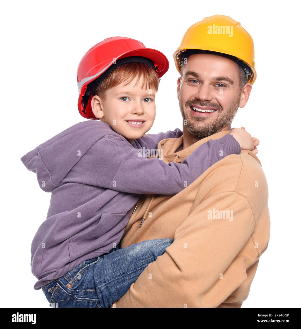 Père et fils portant des casques de sécurité sur fond blanc. Travaux de réparation Banque D'Images