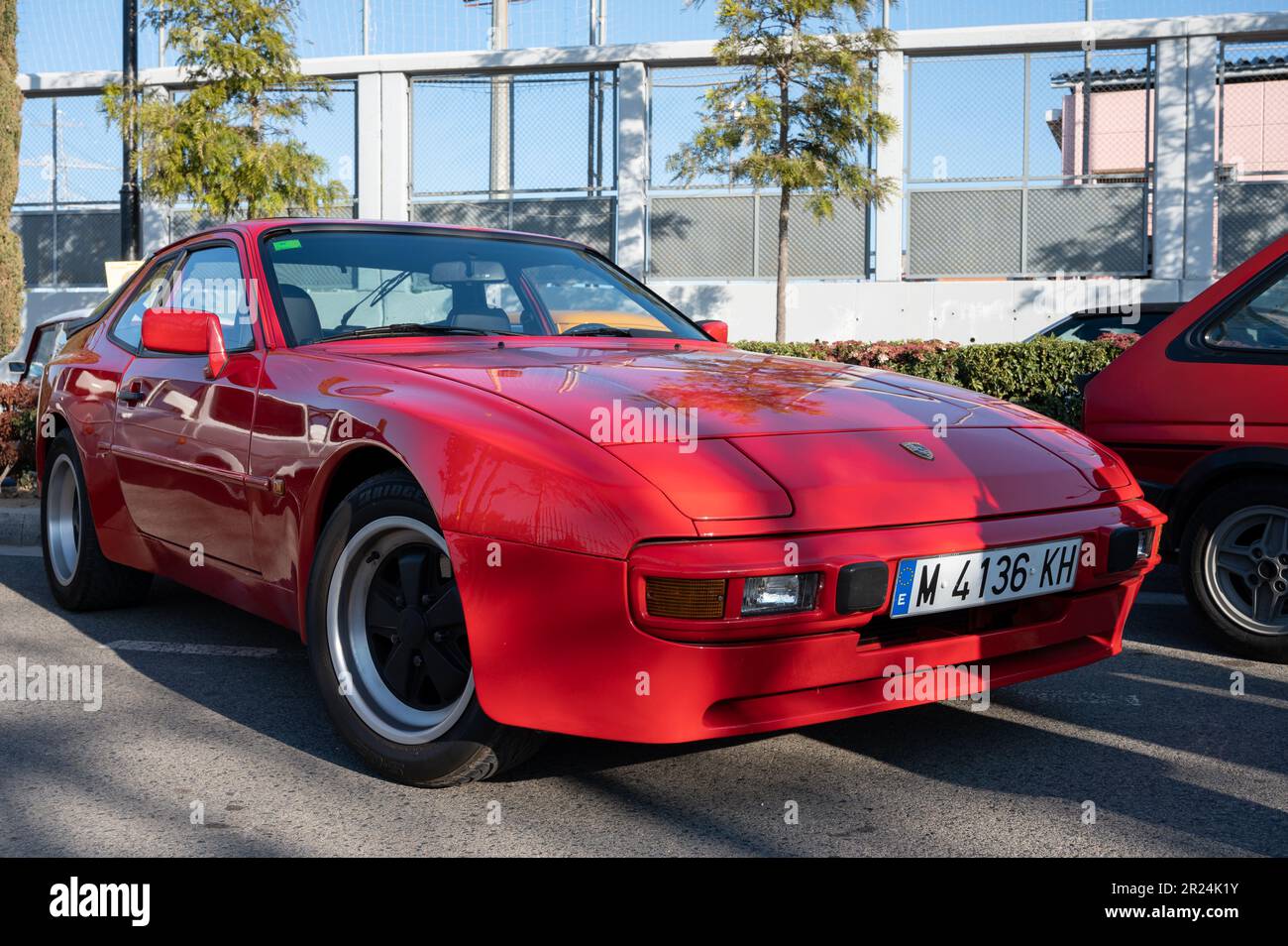 Détail d'une voiture de sport allemande classique, la célèbre Porsche 944 rouge Banque D'Images