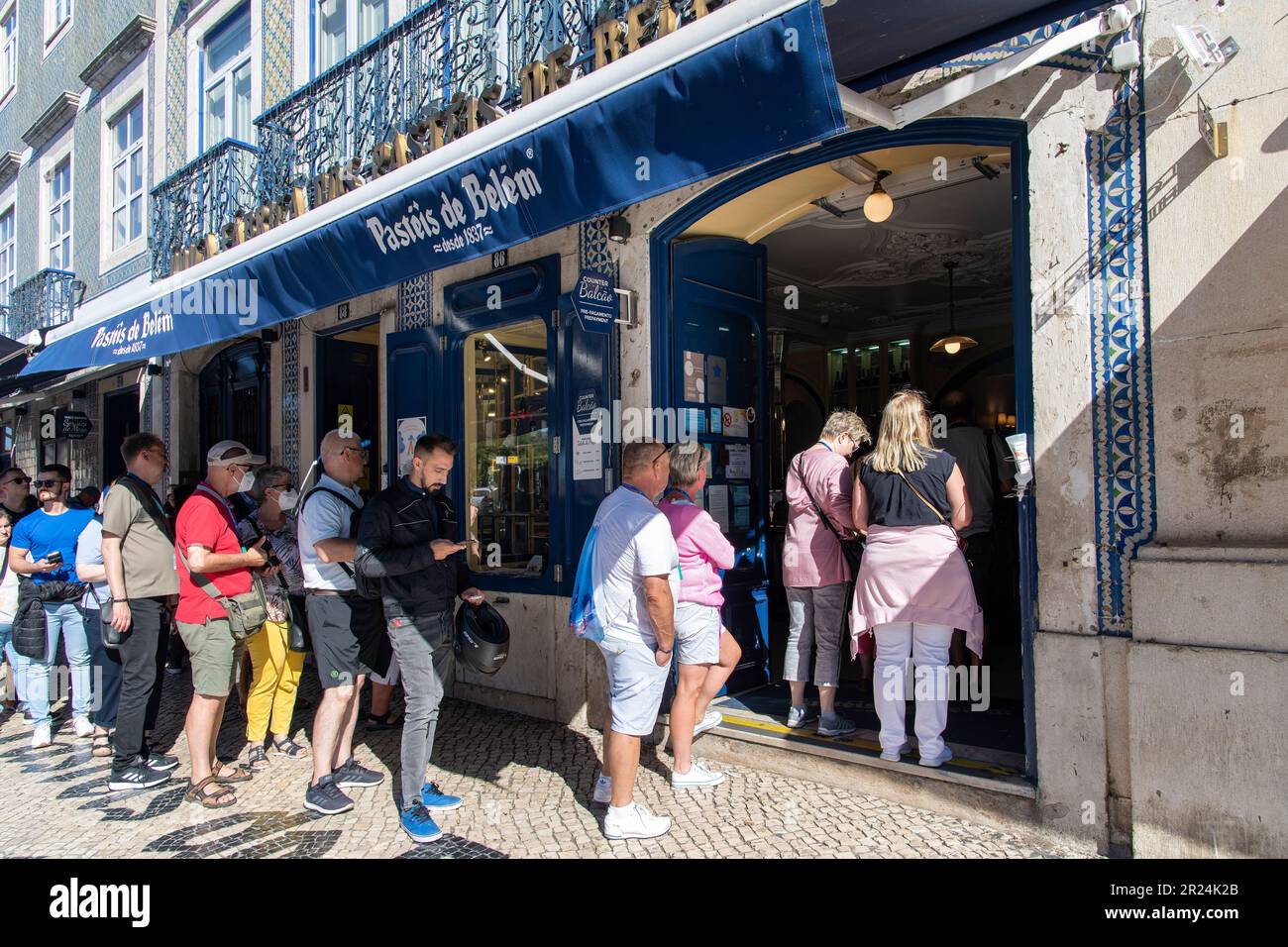 Lisbonne, Portugal-octobre 2022: Vue d'entrée avec une ligne de personnes attendant d'aller à l'intérieur de la pâtisserie Paséis de Belem Banque D'Images