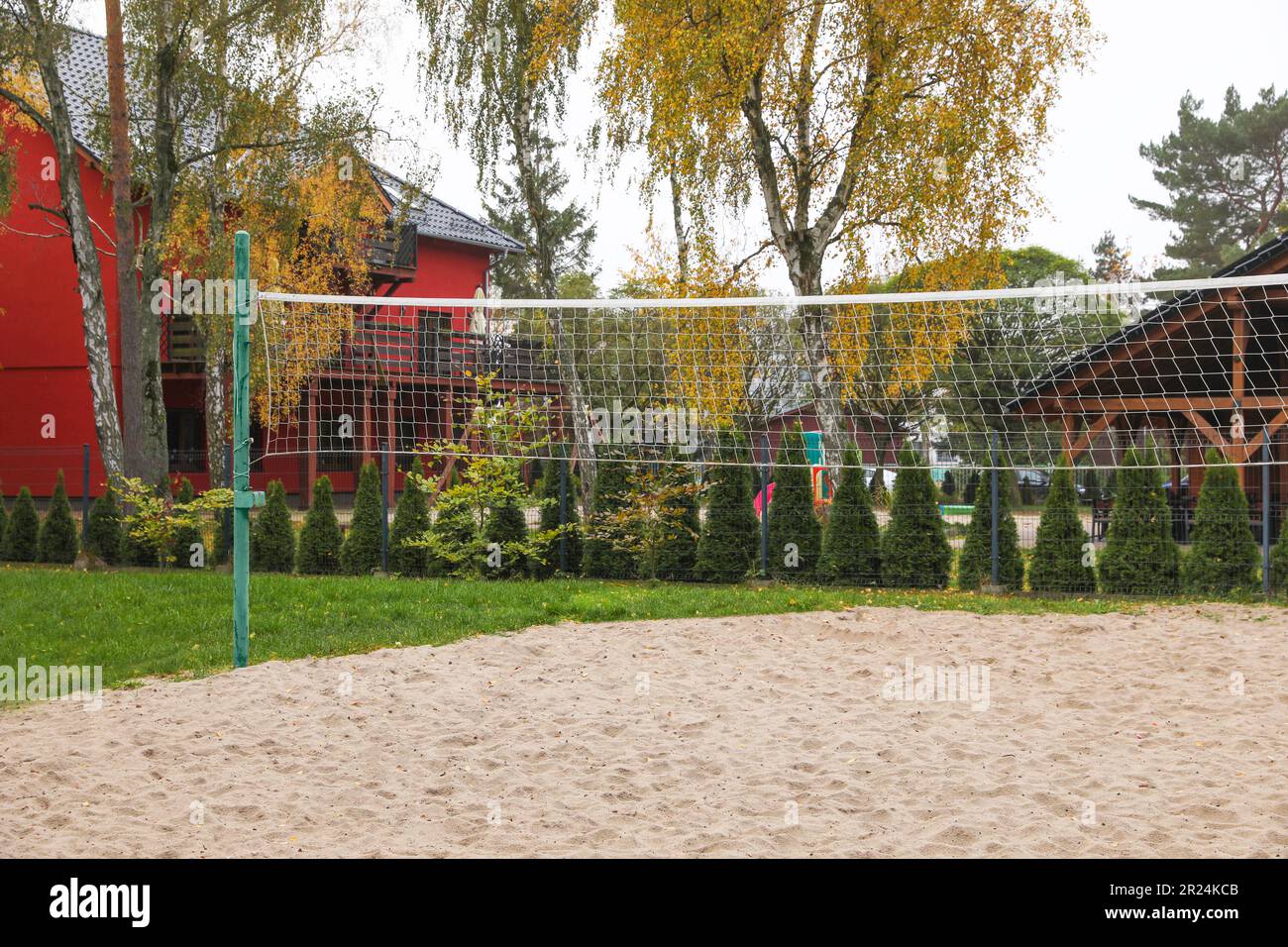 Terrain de volley-ball de plage avec filet près des arbres et des bâtiments Banque D'Images