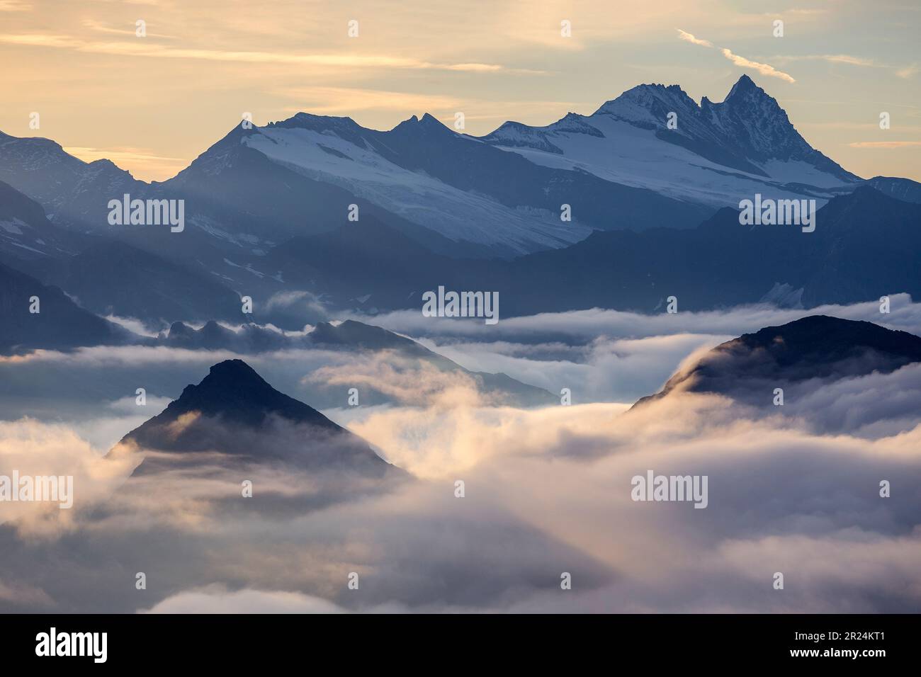 Vue sur le côté ouest du groupe Glockner. Pic de la montagne de Großglockner. Nuages, lumière du soleil au lever du soleil. Alpes autrichiennes. Europe. Banque D'Images