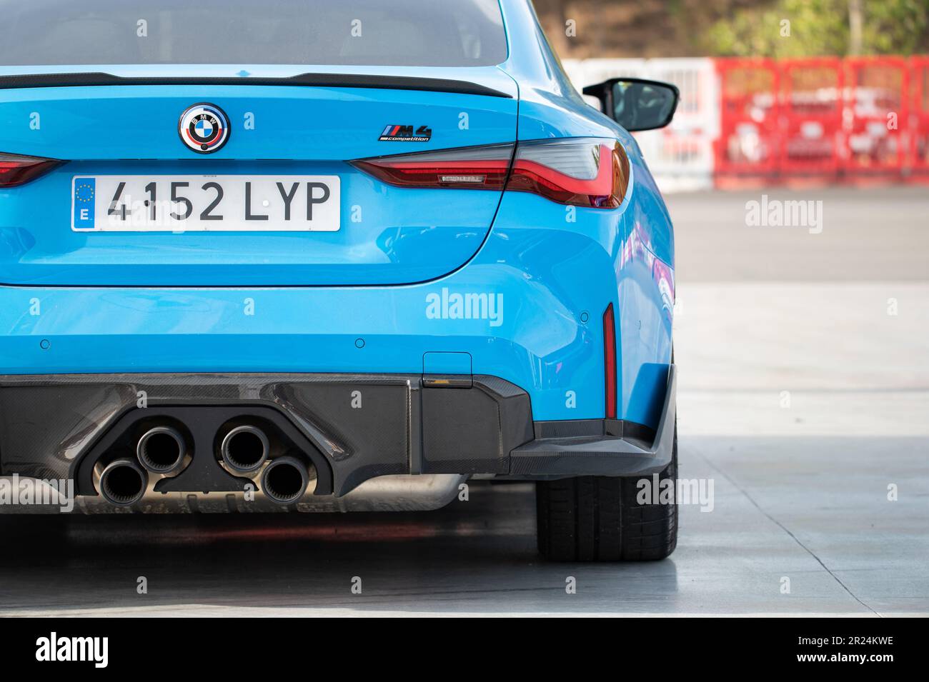 Arrière de détail d'une BMW de deuxième génération moderne code M4 G82 G83 de 2001 en couleur bleue Banque D'Images