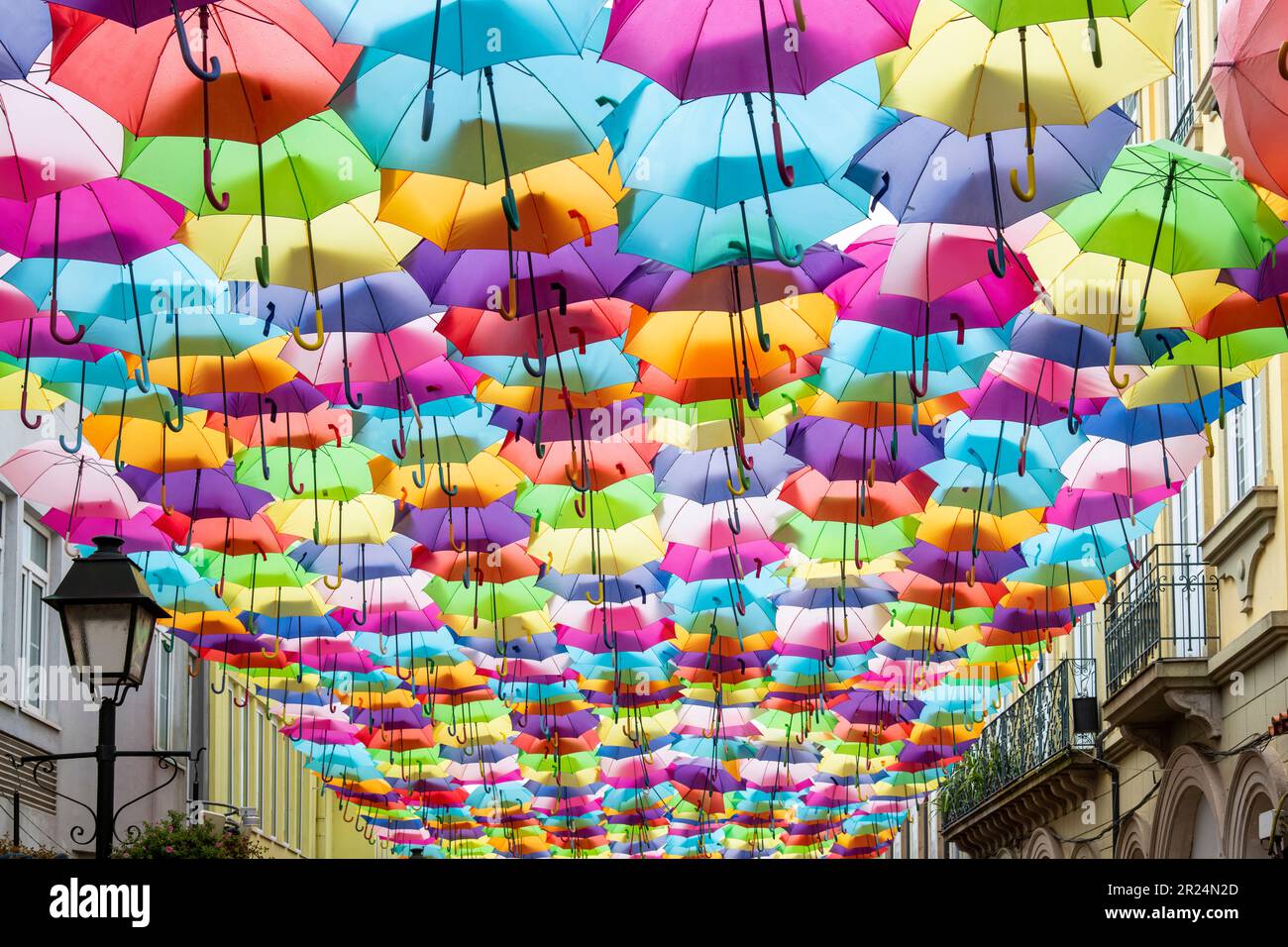 Agueda, Portugal-octobre 2022: Vue à angle bas de la rue Umbrella colorée avec des parasols colorés Banque D'Images
