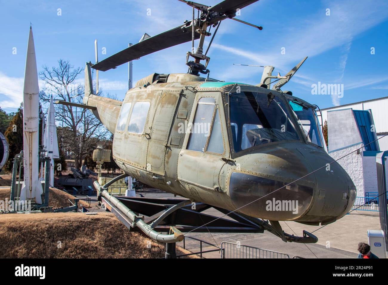 Huntsville USA 10th février 2023: The Bell UH-1 Iroquois (surnommé « Huey ») aux États-Unis Space Rocket Center. un hélicoptère militaire utilitaire. Banque D'Images