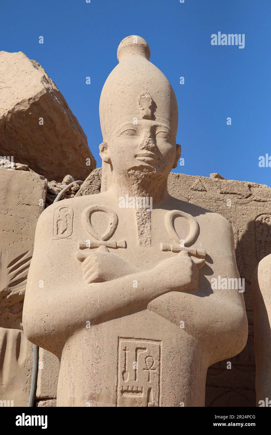 Anciennes statues égyptiennes au temple de Karnak à Louxor, Égypte Banque D'Images