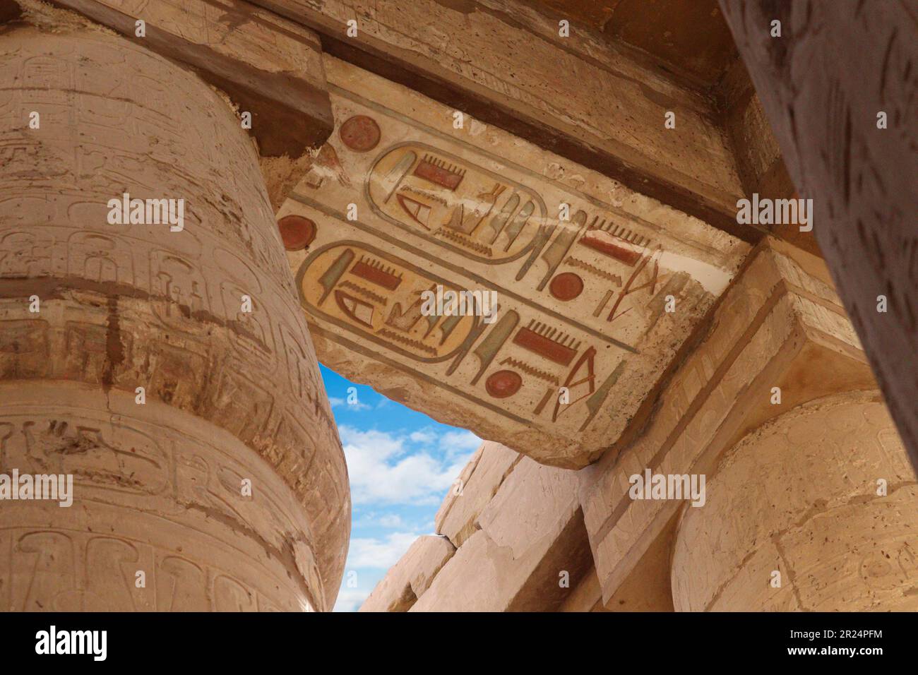 Plus grande salle hypostyle au temple Karnak à Louxor, Égypte Banque D'Images