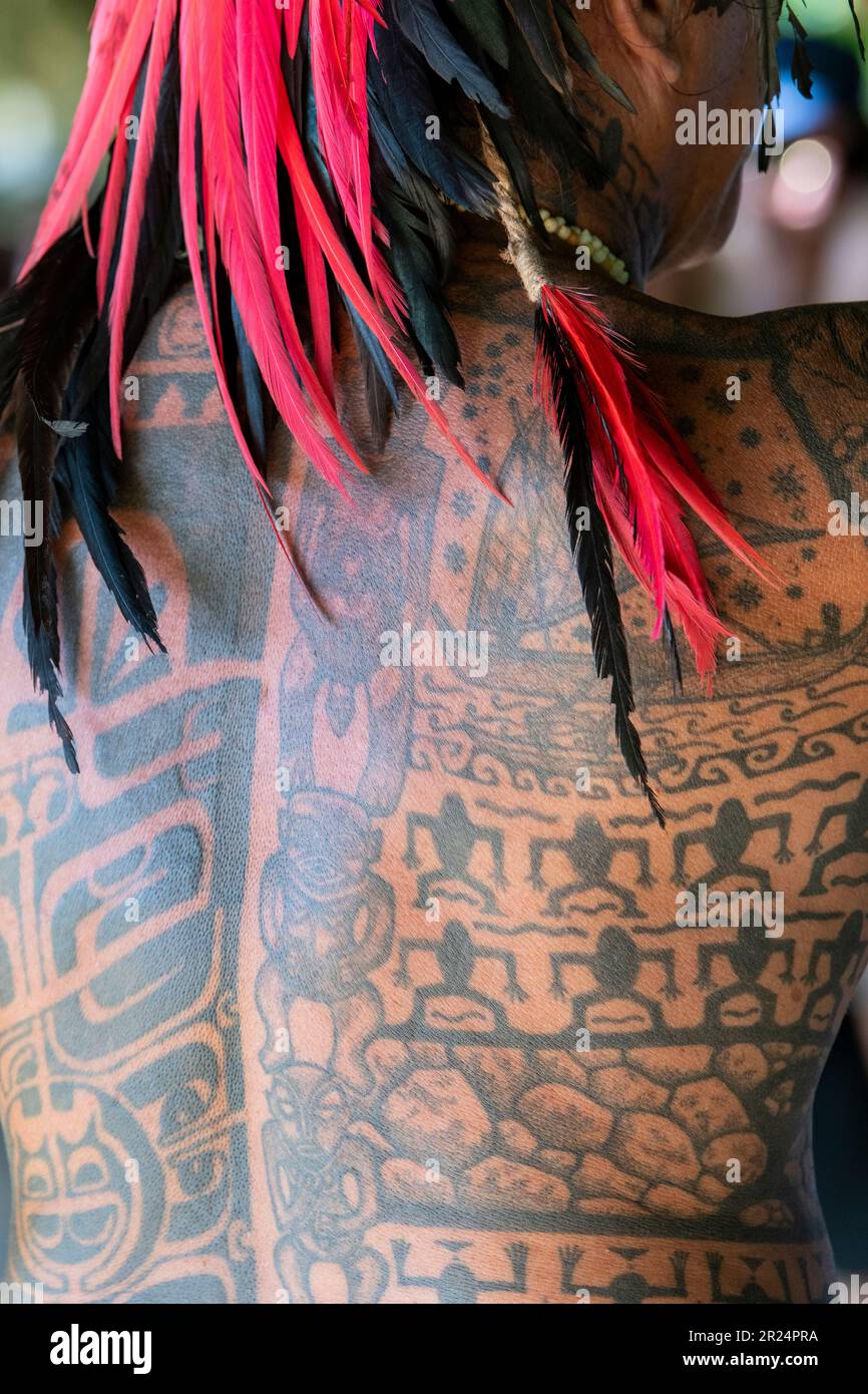 Polynésie française, Iles de la Société, Raiatea. Cheif de village couvert de tatouages traditionnels. Banque D'Images