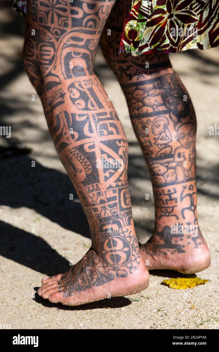 Polynésie française, Iles de la Société, Raiatea. Village aîné couvert de tatouages traditionnels. Détail tatouage sur les jambes. Banque D'Images