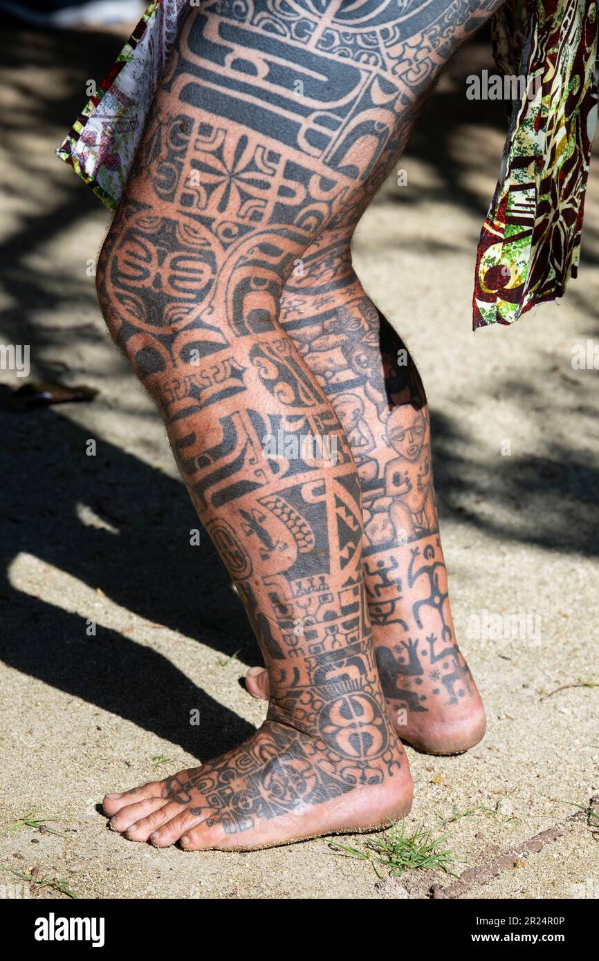 Polynésie française, Iles de la Société, Raiatea. Village aîné couvert de tatouages traditionnels. Détail tatouage sur les jambes. Banque D'Images