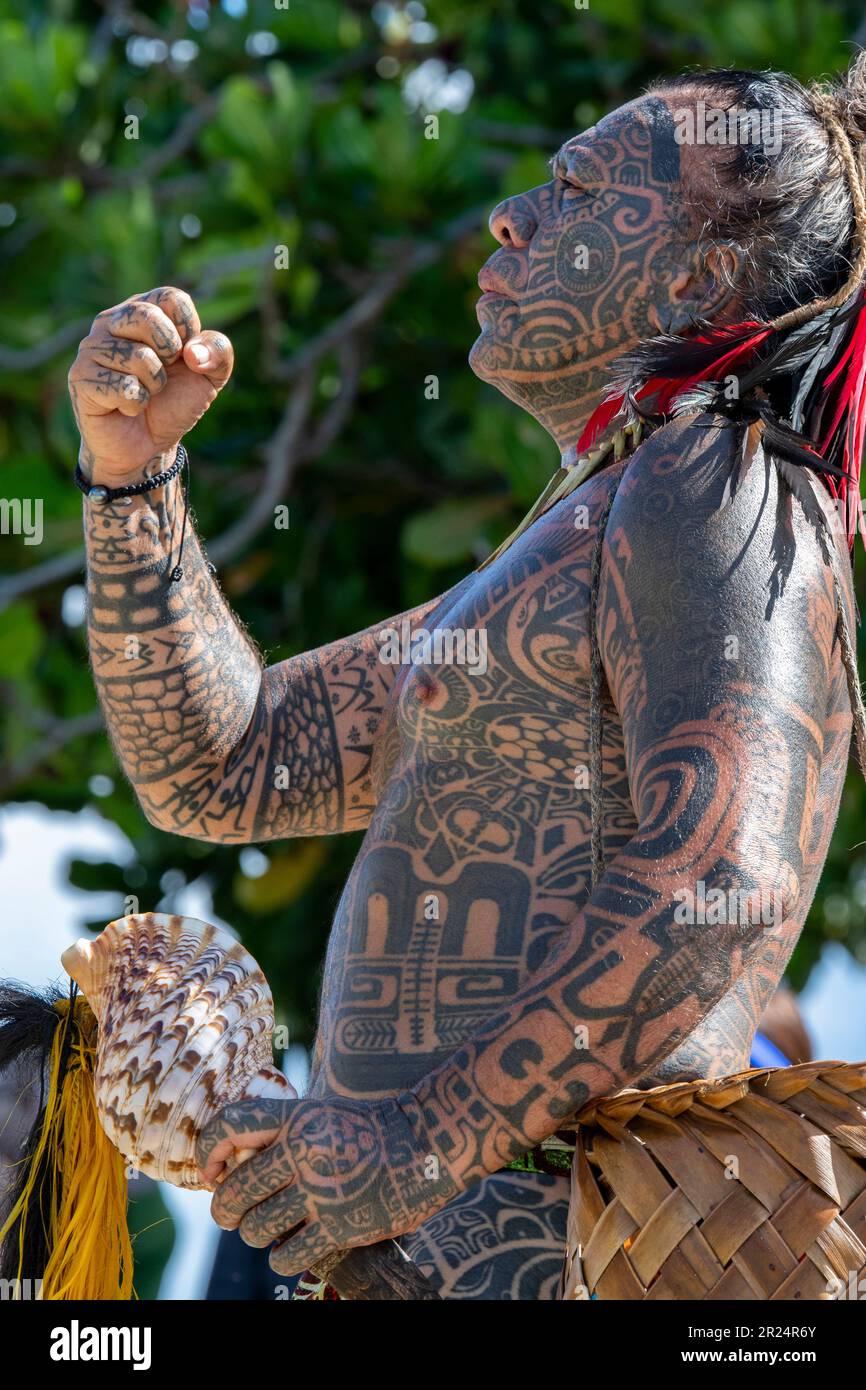 Polynésie française, Iles de la Société, Raiatea. Village aîné couvert de tatouages traditionnels. Banque D'Images