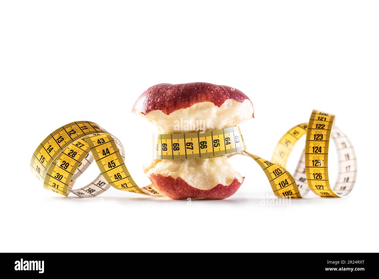 Pomme rouge enveloppée de ruban à mesurer sur fond blanc isolé. Concept de saine alimentation et de mode de vie. Banque D'Images